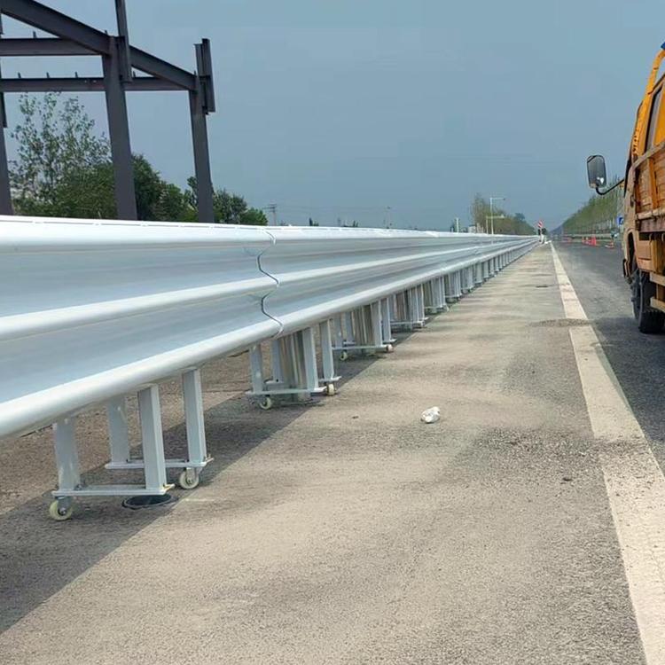 SB級(jí)高速公路活動(dòng)護(hù)欄 防撞開(kāi)口護(hù)欄組合型波形板活動(dòng)護(hù)欄生產(chǎn)廠家的專業(yè)選擇
